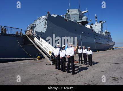 Beirut, Libanon. 31. Oktober 2025. Die Besatzungsmitglieder stehen vor der Fregatte "Sachsen-Anhalt", die im Rahmen der UN-Beobachtermission UNIFIL das Seegebiet vor der libanesischen Küste überwacht. Außenminister Wadephul besuchte die Fregatte im Rahmen seiner Reise in den Nahen Osten. Quelle: Marcus Brandt/dpa/Alamy Live News Stockfoto