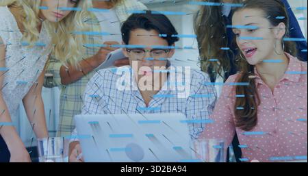 Diskutieren von Ideen fünf Kollegen, die im modernen Büro um einen Laptop herum tippen und blaue Trennlinien zeigen Stockfoto