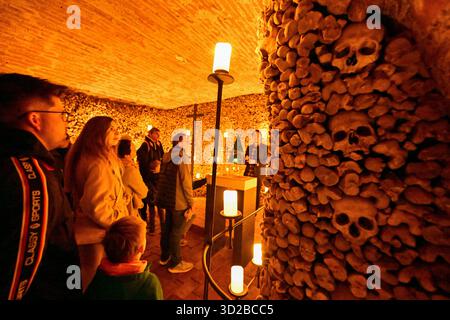 Brünn, Tschechische Republik. 31. Oktober 2025. Rundgänge bei Kerzenschein durch das Ossuarium unter der Jakobskirche in Brünn, Tschechische Republik, 31. Oktober 2025. Quelle: Vaclav Salek/CTK Photo/Alamy Live News Stockfoto