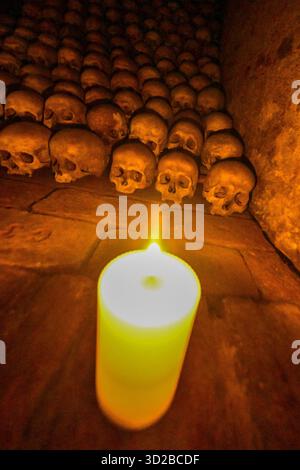 Brünn, Tschechische Republik. 31. Oktober 2025. Rundgänge bei Kerzenschein durch das Ossuarium unter der Jakobskirche in Brünn, Tschechische Republik, 31. Oktober 2025. Quelle: Vaclav Salek/CTK Photo/Alamy Live News Stockfoto