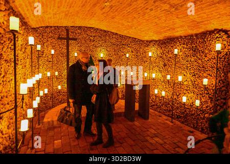 Brünn, Tschechische Republik. 31. Oktober 2025. Rundgänge bei Kerzenschein durch das Ossuarium unter der Jakobskirche in Brünn, Tschechische Republik, 31. Oktober 2025. Quelle: Vaclav Salek/CTK Photo/Alamy Live News Stockfoto