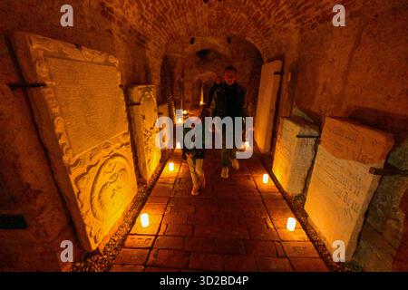 Brünn, Tschechische Republik. 31. Oktober 2025. Rundgänge bei Kerzenschein durch das Ossuarium unter der Jakobskirche in Brünn, Tschechische Republik, 31. Oktober 2025. Quelle: Vaclav Salek/CTK Photo/Alamy Live News Stockfoto