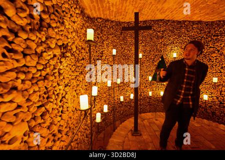 Brünn, Tschechische Republik. 31. Oktober 2025. Rundgänge bei Kerzenschein durch das Ossuarium unter der Jakobskirche in Brünn, Tschechische Republik, 31. Oktober 2025. Quelle: Vaclav Salek/CTK Photo/Alamy Live News Stockfoto