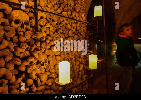 Brünn, Tschechische Republik. 31. Oktober 2025. Rundgänge bei Kerzenschein durch das Ossuarium unter der Jakobskirche in Brünn, Tschechische Republik, 31. Oktober 2025. Quelle: Vaclav Salek/CTK Photo/Alamy Live News Stockfoto