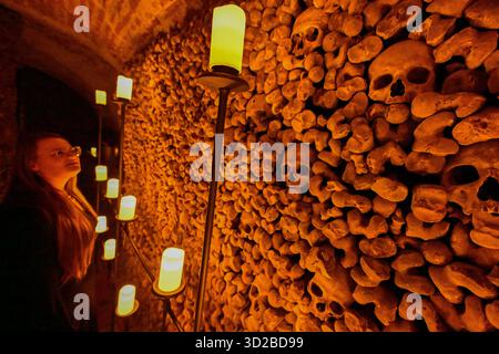 Brünn, Tschechische Republik. 31. Oktober 2025. Rundgänge bei Kerzenschein durch das Ossuarium unter der Jakobskirche in Brünn, Tschechische Republik, 31. Oktober 2025. Quelle: Vaclav Salek/CTK Photo/Alamy Live News Stockfoto