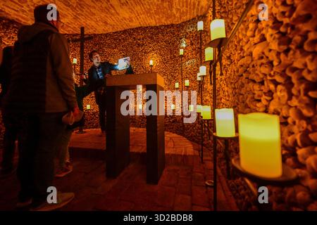 Brünn, Tschechische Republik. 31. Oktober 2025. Rundgänge bei Kerzenschein durch das Ossuarium unter der Jakobskirche in Brünn, Tschechische Republik, 31. Oktober 2025. Quelle: Vaclav Salek/CTK Photo/Alamy Live News Stockfoto