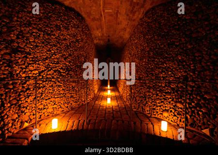 Brünn, Tschechische Republik. 31. Oktober 2025. Rundgänge bei Kerzenschein durch das Ossuarium unter der Jakobskirche in Brünn, Tschechische Republik, 31. Oktober 2025. Quelle: Vaclav Salek/CTK Photo/Alamy Live News Stockfoto