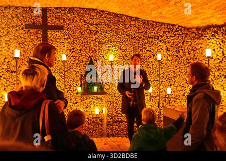 Brünn, Tschechische Republik. 31. Oktober 2025. Rundgänge bei Kerzenschein durch das Ossuarium unter der Jakobskirche in Brünn, Tschechische Republik, 31. Oktober 2025. Quelle: Vaclav Salek/CTK Photo/Alamy Live News Stockfoto