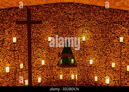 Brünn, Tschechische Republik. 31. Oktober 2025. Rundgänge bei Kerzenschein durch das Ossuarium unter der Jakobskirche in Brünn, Tschechische Republik, 31. Oktober 2025. Quelle: Vaclav Salek/CTK Photo/Alamy Live News Stockfoto