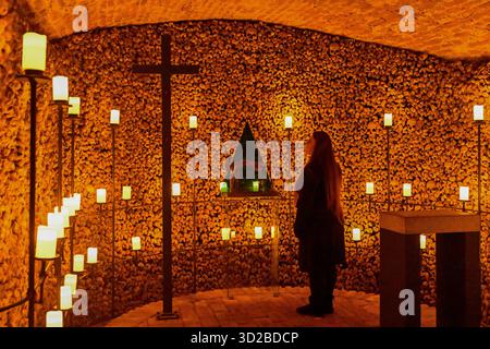 Brünn, Tschechische Republik. 31. Oktober 2025. Rundgänge bei Kerzenschein durch das Ossuarium unter der Jakobskirche in Brünn, Tschechische Republik, 31. Oktober 2025. Quelle: Vaclav Salek/CTK Photo/Alamy Live News Stockfoto