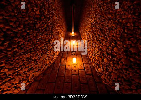 Brünn, Tschechische Republik. 31. Oktober 2025. Rundgänge bei Kerzenschein durch das Ossuarium unter der Jakobskirche in Brünn, Tschechische Republik, 31. Oktober 2025. Quelle: Vaclav Salek/CTK Photo/Alamy Live News Stockfoto