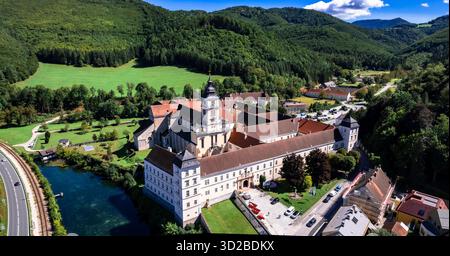 Zisterzienserabtei Lilienfeld - mittelalterliches österreichisches Kloster, das größte in Österreich. Hochwinkelansicht der Drohne. Österreich Tourismus und historische Sehenswürdigkeiten Stockfoto