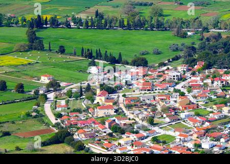 Ein malerischer Blick aus der Vogelperspektive auf das Ackerland und die roten Dächer des Dorfes Valsamata, Kefalonia, Griechenland Stockfoto