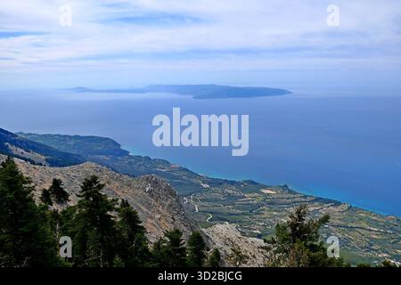Atemberaubender Blick aus der Vogelperspektive auf die malerische Küste von Kefalonia und die Insel Zakynthos am Horizont, Griechenland. Stockfoto