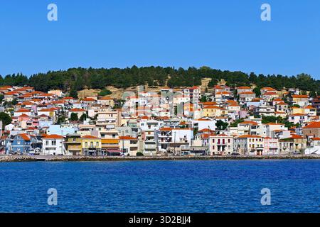Ein malerischer Blick vom Meer auf die farbenfrohe Stadt Mytilene, die Hauptstadt der Insel Lesbos, Griechenland Stockfoto