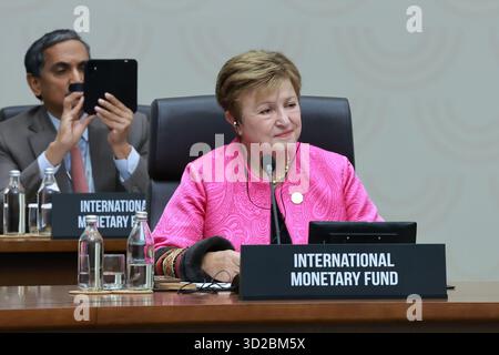 Gyeongju, Südkorea. 31. Oktober 2025. (Dieses Foto-Handout) die Geschäftsführerin des Internationalen Währungsfonds (IWF) Kristalina Georgieva spricht während der Eröffnungszeremonie von Seasion 1 für den APEC CEO Summit am 31. Oktober 2025 auf der HICO in Gyeongju, Südkorea. (Foto: Yonhap News/POOL/Handout via Credit: SIPA USA/Alamy Live News Stockfoto