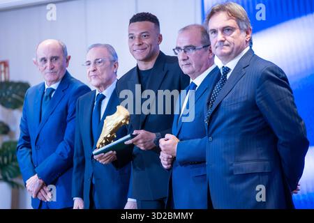 Madrid, Spanien. 31. Oktober 2025. Kylian Mbappé posiert mit dem Goldenen Stiefel, umgeben von Führungskräften und ehemaligen Spielern von Real Madrid. Die Präsentation des Goldenen Stiefels für die Saison 2024-2025 an Kylian Mbappé in der Präsidentenbox im Santiago Bernabéu Stadion. Quelle: SOPA Images Limited/Alamy Live News Stockfoto