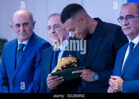 Madrid, Spanien. 31. Oktober 2025. Kylian Mbappé posiert mit dem Goldenen Stiefel, umgeben von Führungskräften und ehemaligen Spielern von Real Madrid. Die Präsentation des Goldenen Stiefels für die Saison 2024-2025 an Kylian Mbappé in der Präsidentenbox im Santiago Bernabéu Stadion. Quelle: SOPA Images Limited/Alamy Live News Stockfoto