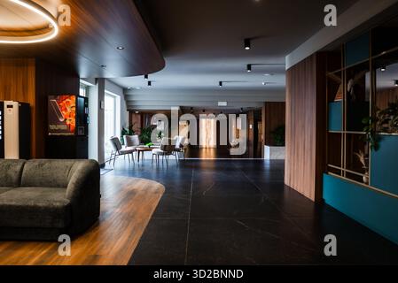 Moderne Hotellobby in Mellieha Malta mit Lounge-Sitzgelegenheiten und Pflanzen Stockfoto