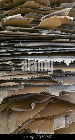 Kartonkisten im Hintergrund gestapelt. Stapeln von gebrauchter Pappe zum Recycling. Vollformatfoto Stockfoto