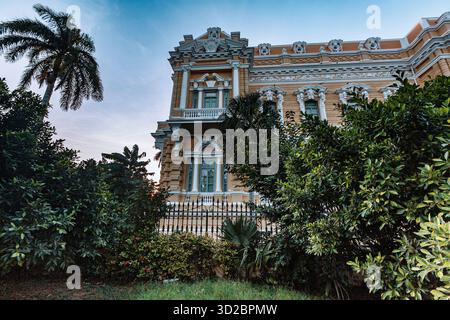 Merida, Yucatan, Mexiko, großes Gebäude mit vielen Bäumen davor. Das Gebäude ist alt und hat viele Fenster Stockfoto