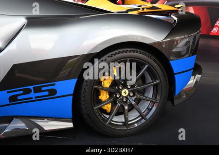 Scarperia, Italien - 24. Oktober 2025: Ferrari 296 Speciale wird während des Ferrari World Finals 2025 auf dem Mugello Circuit in Italien gezeigt. Stockfoto