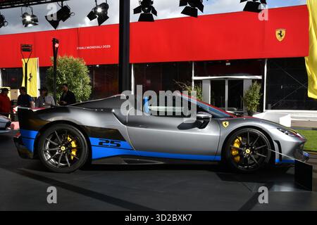 Scarperia, Italien - 24. Oktober 2025: Ferrari 296 Speciale wird während des Ferrari World Finals 2025 auf dem Mugello Circuit in Italien gezeigt. Stockfoto
