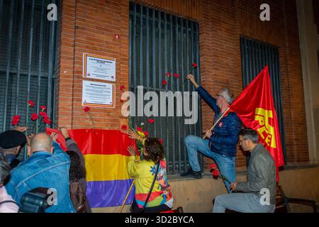 Logrono, La Rioja, SPANIEN. 31. Oktober 2025. Die linken Parteien IU und PCE halten in Logroño eine Gedenkfeier ab, um 2.007 Opfer aus La Rioja zu ehren, die während der Franco-Diktatur getötet wurden. Die Gedenkveranstaltung findet in der Nähe der Regionalbibliothek statt, wo die Teilnehmer Blumen legen und eine Gedenktafel zu Ehren der Gefallenen platzieren. (Foto von MARIO MARTIJA). Quelle: Mario Martija/Alamy Live News Stockfoto