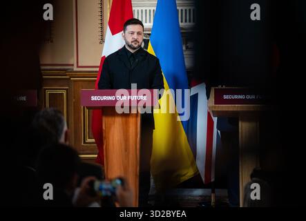 London, Vereinigtes Königreich, 24. Oktober 2025. Ukrainischer Präsident Wolodymyr Zelenskij während einer Pressekonferenz nach einem Treffen mit der Koalition der Willigen zur Lage in der Ukraine. Bart Maat/Alamy Live News niederlande aus - belgien aus Stockfoto