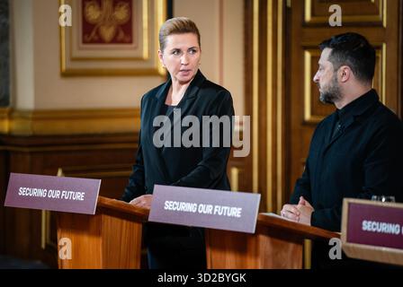 London, Vereinigtes Königreich, 24. Oktober 2025. L-R) (von links nach rechts) dänischer Premierminister Mette Frederiksen, ukrainischer Präsident Wolodymyr Zelensky während eines Treffens der Koalition der Willigen zur Lage in der Ukraine. Bart Maat/Alamy Live News niederlande aus - belgien aus Stockfoto