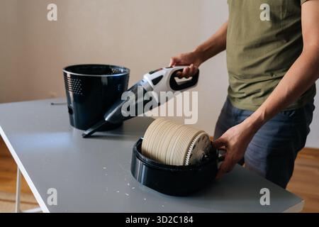 Detailaufnahme eines nicht erkennbaren Reinigungstisches mit Handsauger, der Staub aus Luftbefeuchterfilter und internen Komponenten für entfernt Stockfoto