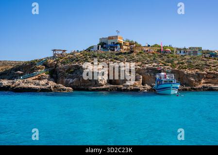 Bucht und Außenposten an den Klippen auf Comino Island, Malta, mittags Stockfoto