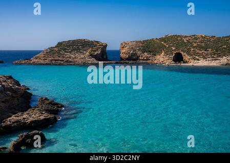 Sonnendurchflutete Bucht in der Comino Blue Lagoon, Malta mit Kalksteininseln Stockfoto