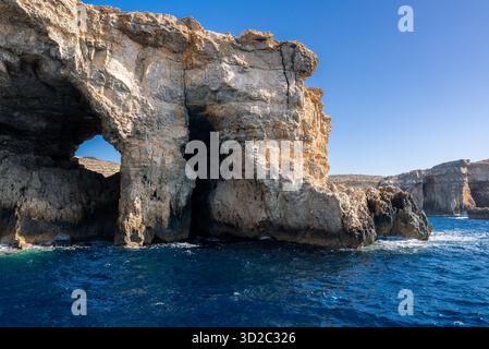 Kalksteinklippen und Meereshöhlen in der Blauen Lagune, Comino Island, Malta Stockfoto