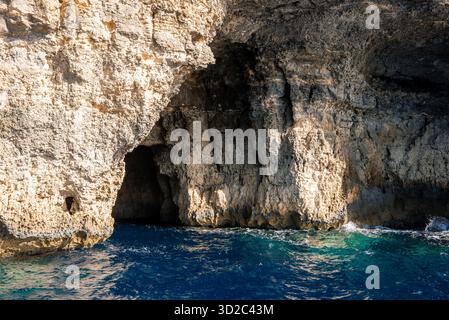 Kalksteinklippe und Höhle auf Comino, Malta mit türkisfarbenem Wasser Stockfoto