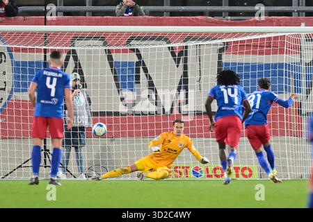 31.10.2025, Wuppertal, Stadion am Zoo, GER, Regionalliga West, Wuppertaler SV - Rot-weiß Oberhausen DFB-Regionalliga West die Verwendung von Fotos als Bildsequenzen und/oder Quasi-Video im Bild Foto © Nordphoto GmbH/Freund ist verboten Stockfoto