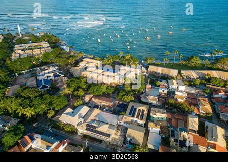 Luftaufnahme von Praia do Forte Town im Nordosten Brasiliens, Bundesstaat Bahia Stockfoto