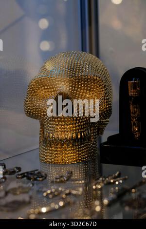Gent, Belgien. Oktober 2025. Ein goldener Schädelschmuck wird am 28. Oktober 2025 in einem Geschäft in Gent, Belgien, vor den Halloween-Feierlichkeiten festgehalten. Foto: Robin Psaila/ABACAPRESS.COM Credit: Abaca Press/Alamy Live News Stockfoto