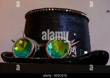 Gent, Belgien. Oktober 2025. Ein Steampunk-Hut mit Brille wird am 28. Oktober 2025 in einem Geschäft in Gent, Belgien, vor den Halloween-Feierlichkeiten festgehalten. Foto: Robin Psaila/ABACAPRESS.COM Credit: Abaca Press/Alamy Live News Stockfoto