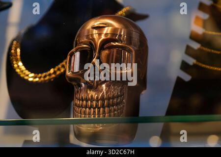 Gent, Belgien. Oktober 2025. Eine Totenkopfdekoration wird am 28. Oktober 2025 in einem Geschäft in Gent, Belgien, vor den Halloween-Feierlichkeiten festgehalten. Foto: Robin Psaila/ABACAPRESS.COM Credit: Abaca Press/Alamy Live News Stockfoto