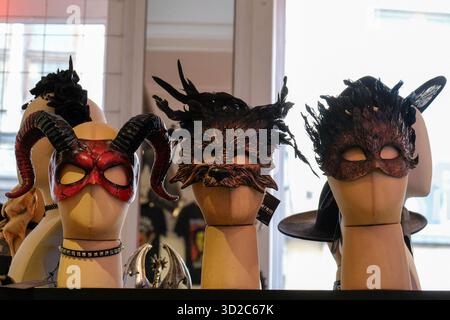 Gent, Belgien. Oktober 2025. Drei Masken werden vor den Halloween-Feierlichkeiten am 28. Oktober 2025 in einem Geschäft in Gent, Belgien, festgehalten. Foto: Robin Psaila/ABACAPRESS.COM Credit: Abaca Press/Alamy Live News Stockfoto