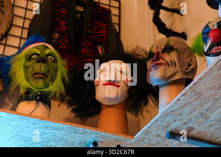 Gent, Belgien. Oktober 2025. Drei Masken werden vor den Halloween-Feierlichkeiten am 28. Oktober 2025 in einem Geschäft in Gent, Belgien, festgehalten. Foto: Robin Psaila/ABACAPRESS.COM Credit: Abaca Press/Alamy Live News Stockfoto