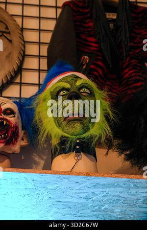 Gent, Belgien. Oktober 2025. Eine grinch-Maske wird vor den Halloween-Feierlichkeiten in einem Geschäft in Gent, Belgien, am 28. Oktober 2025 festgehalten. Foto: Robin Psaila/ABACAPRESS.COM Credit: Abaca Press/Alamy Live News Stockfoto