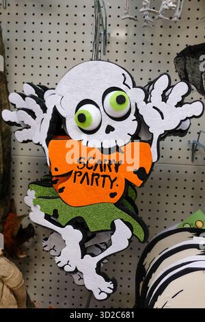 Gent, Belgien. Oktober 2025. Ein Skelett-Dekor wird vor den Halloween-Feierlichkeiten in einem Geschäft in Gent, Belgien, am 28. Oktober 2025 festgehalten. Foto: Robin Psaila/ABACAPRESS.COM Credit: Abaca Press/Alamy Live News Stockfoto