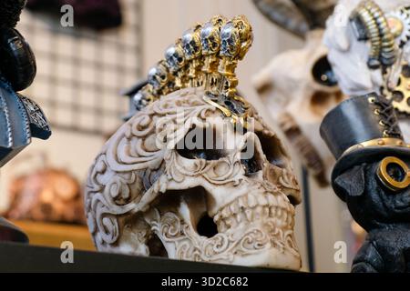 Gent, Belgien. Oktober 2025. Eine Totenkopfdekoration wird am 28. Oktober 2025 in einem Geschäft in Gent, Belgien, vor den Halloween-Feierlichkeiten festgehalten. Foto: Robin Psaila/ABACAPRESS.COM Credit: Abaca Press/Alamy Live News Stockfoto