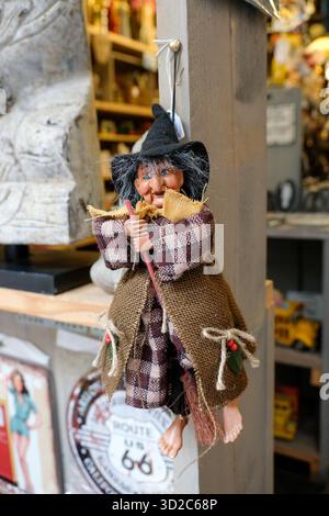 Gent, Belgien. Oktober 2025. Eine Hexendekoration wird vor den Halloween-Feierlichkeiten in einem Geschäft in Gent, Belgien, am 28. Oktober 2025 festgehalten. Foto: Robin Psaila/ABACAPRESS.COM Credit: Abaca Press/Alamy Live News Stockfoto