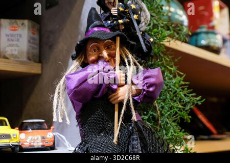 Gent, Belgien. Oktober 2025. Eine Hexendekoration wird vor den Halloween-Feierlichkeiten in einem Geschäft in Gent, Belgien, am 28. Oktober 2025 festgehalten. Foto: Robin Psaila/ABACAPRESS.COM Credit: Abaca Press/Alamy Live News Stockfoto