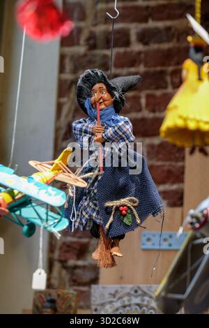 Gent, Belgien. Oktober 2025. Eine Hexendekoration wird vor den Halloween-Feierlichkeiten in einem Geschäft in Gent, Belgien, am 28. Oktober 2025 festgehalten. Foto: Robin Psaila/ABACAPRESS.COM Credit: Abaca Press/Alamy Live News Stockfoto