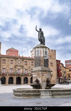 Gijon, Spanien – Blick auf den Palacio de Revillagigedo und den Brunnen der Statue von Pelayo mit historischer Architektur und kulturellem Erbe. Stockfoto