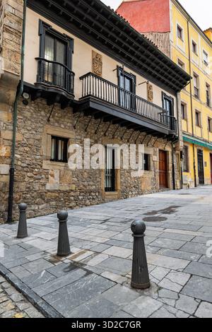 Gijon, Spanien – Blick auf ein altes Stein- und Holzgebäude im historischen Zentrum, entlang einer ruhigen Fußgängerzone der Stadt. Stockfoto